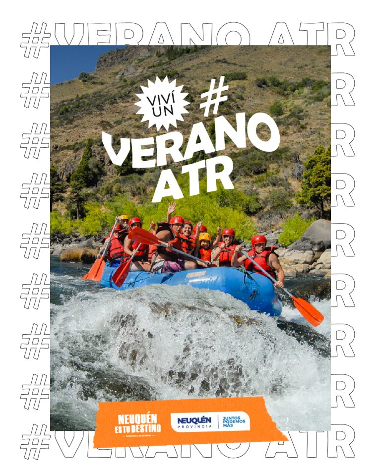 Grupo de turistas en gomón azul haciendo rafting vestidos de rojo con chalecos y cascos