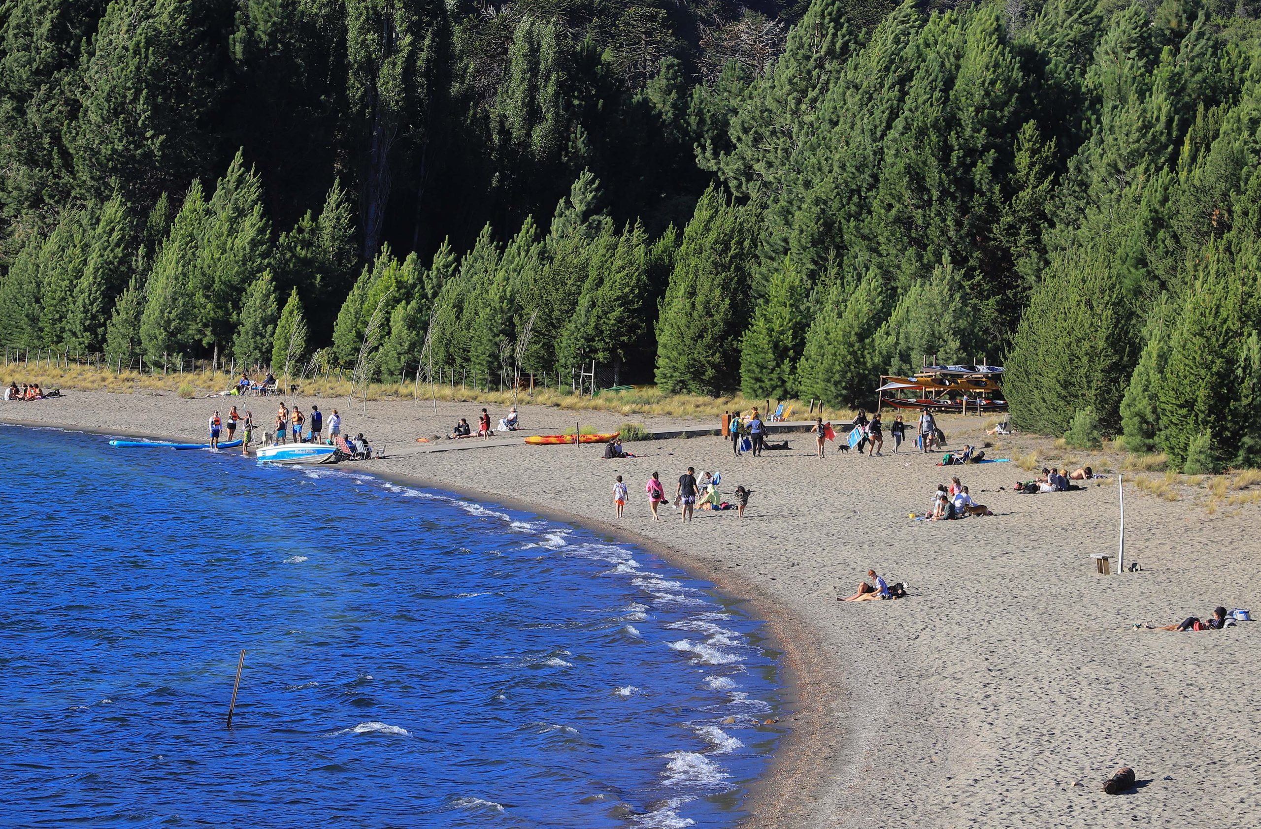 Turistas en Villa pehuenia, playa Unión