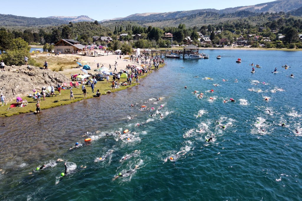 Cruce a nado lago Aluminé